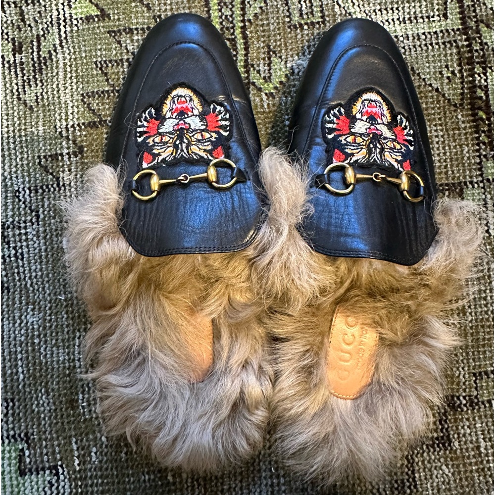 Black faux fur tiger loafers || Size 40